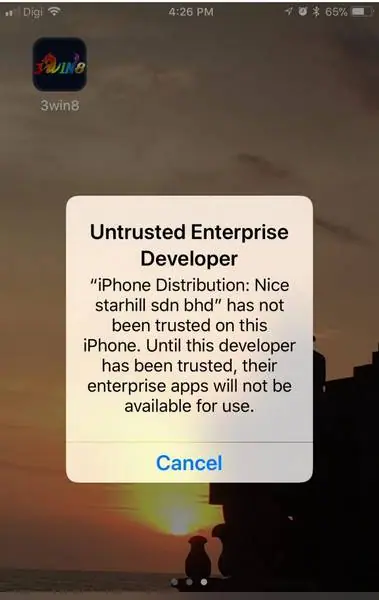 Peringatan Untrusted Enterprise Developer yang menyebut nama perusahaan iPhone Distribution, dengan tombol Cancel