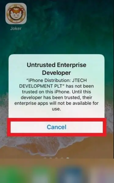 Peringatan Untrusted Enterprise Developer di atas layar utama dengan ikon Joker dan Cancel disorot