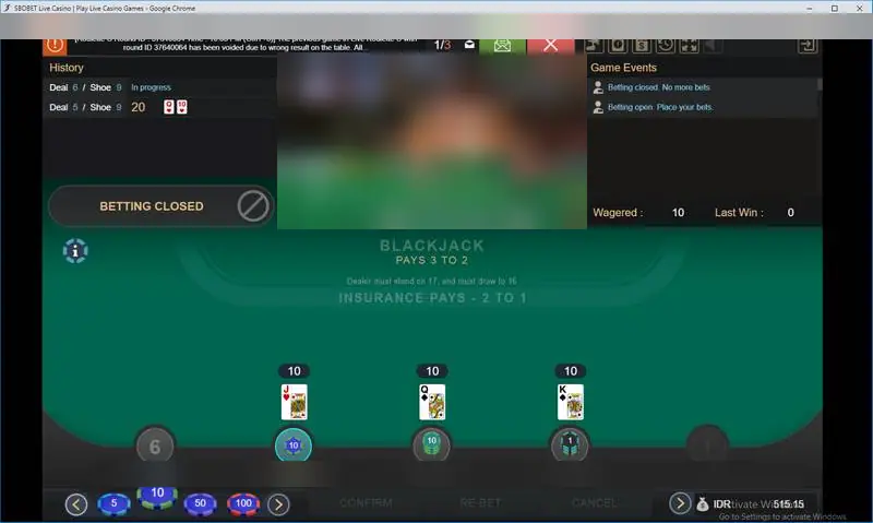Tiga kursi mendapat jack, queen dan king sebagai kartu pertama, dengan status Betting Closed